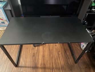 Computer desk in black.