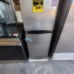 Refrigerator Avanti 