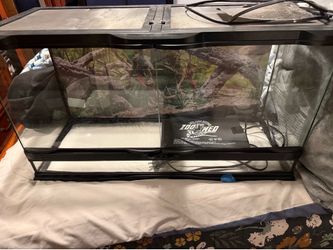 Reptile enclosure