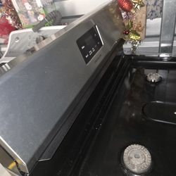 Gas Stove In Great Condition Also Have A Dining Table With Chairs