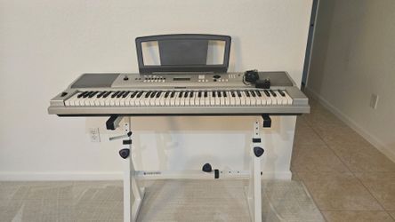 Yamaha Electronic Keyboard with Stand and Power Adapter