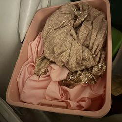 Pink round table cloths and gold round tablecloth