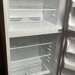 Refrigerator - Insignia 18 Cu Ft Top Freezer