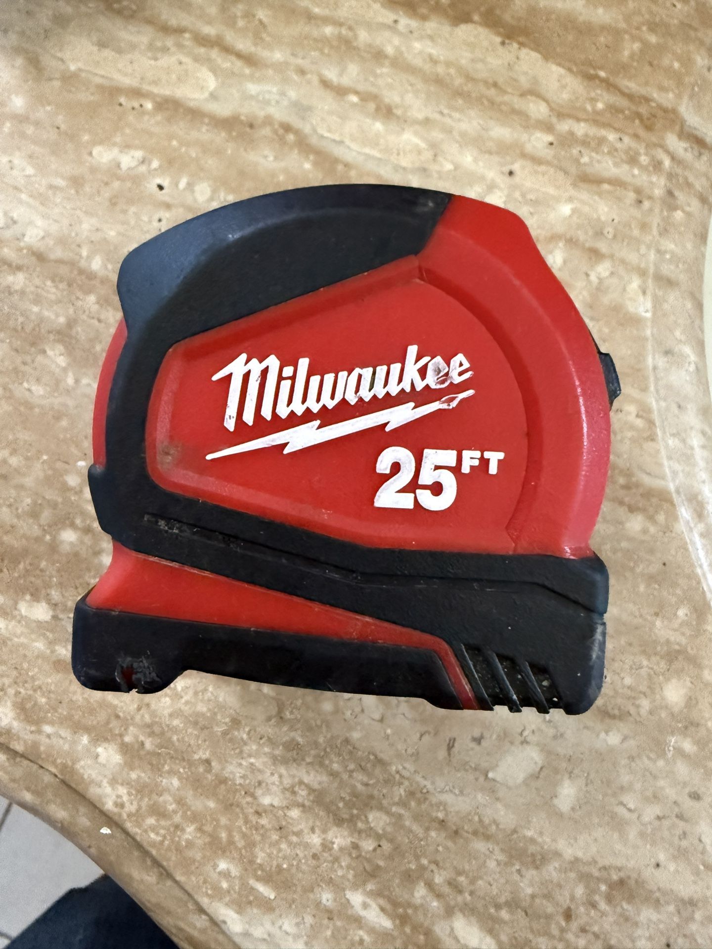 milwaukee 25 measuring tape