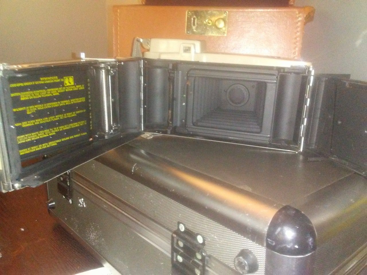POLAROID J33 LAND CAMERA W/CASE