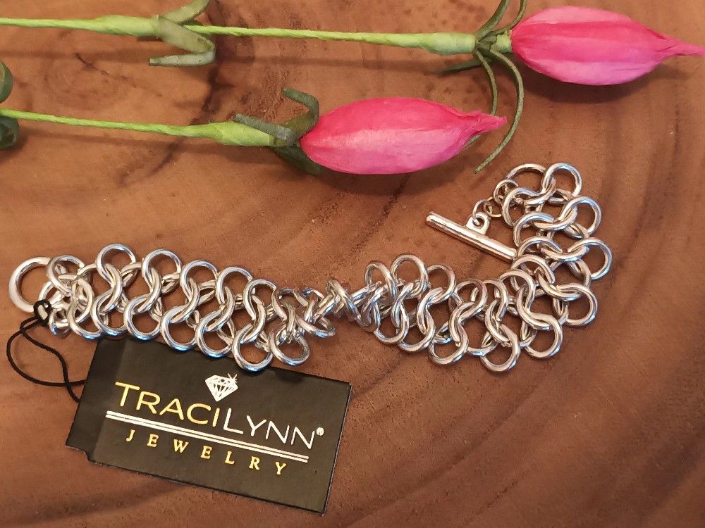 Beautiful Elegant Stunning Infinity Design Chain Style Silver Color Bracelet.