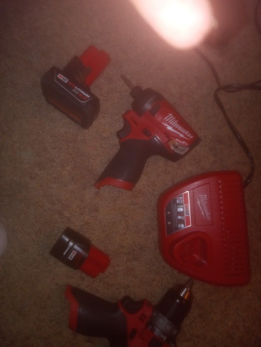 Milwaukee Fuel Hammer Drill And Impact Driver (2 batteries+C.Dock)