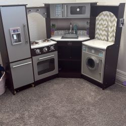 Kidkraft Child’s Make Believe Kitchen! 