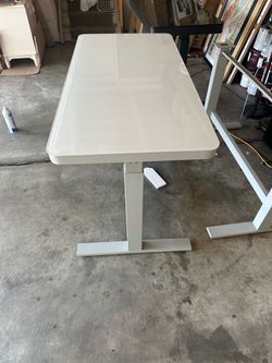Lifting desk