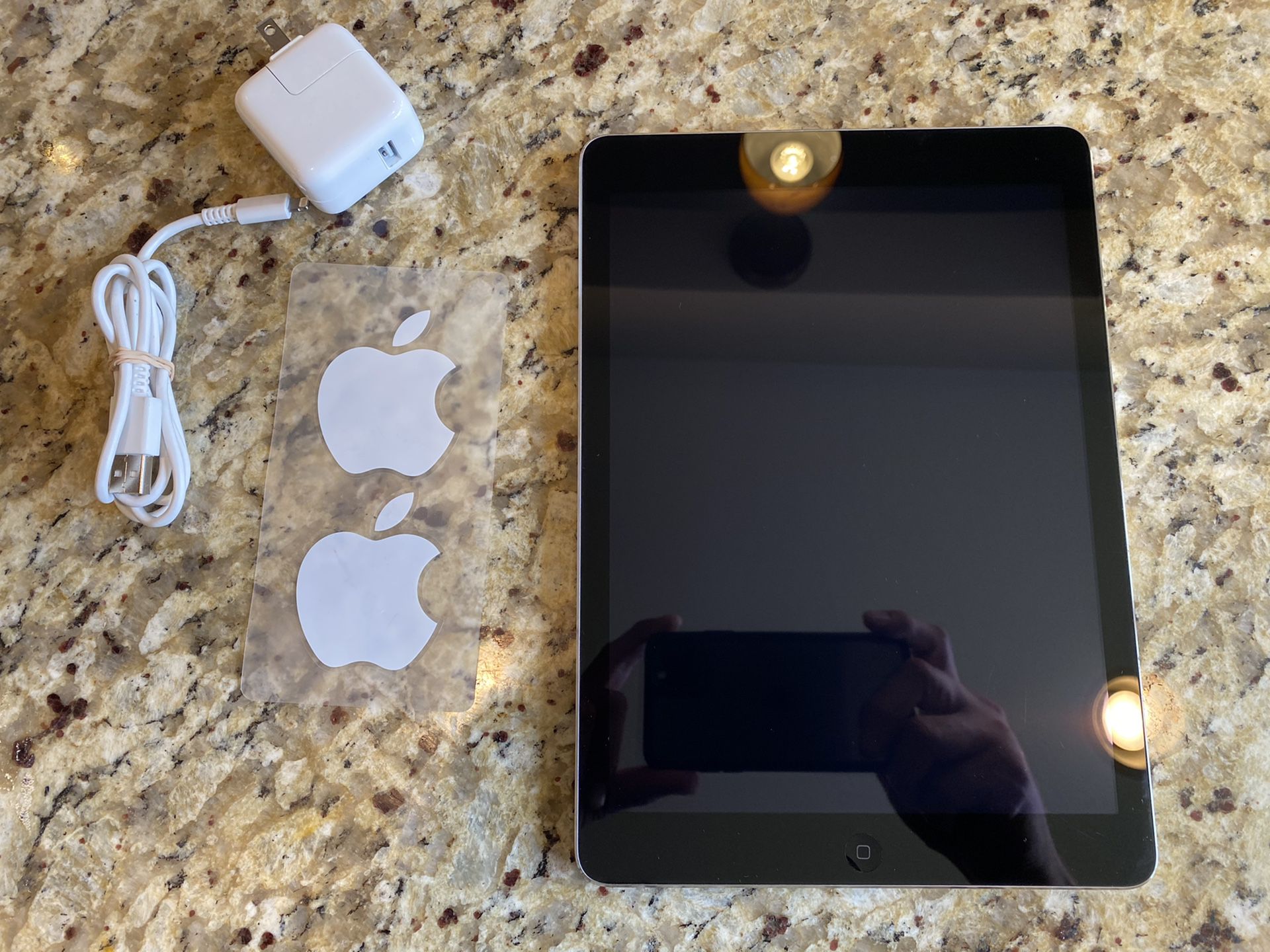 Apple Air iPad 16gb WiFi **LIKE NEW charger and cable included**