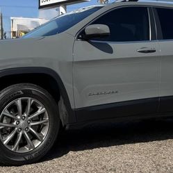 2020 Jeep Cherokee Latitude Plus 4x4 Latitude Plus 4dr SUV Price $13,995 Mileage 90,345