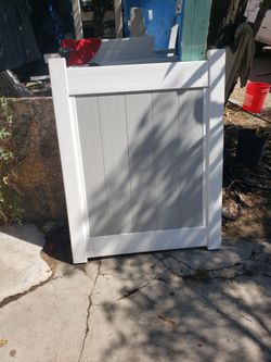 Vinyl gate 4 ft tall new