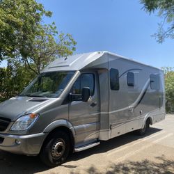 2012 Leisure Travel Vans Unity : Island Bed