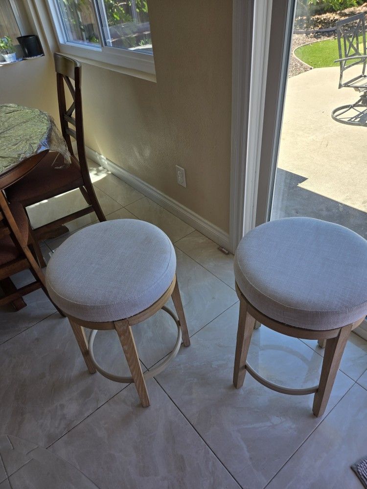 2 Swivel Stool Bar