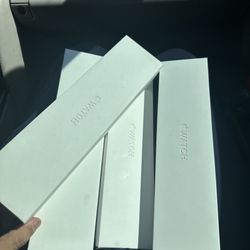 Apple Watch S8 Starlight.