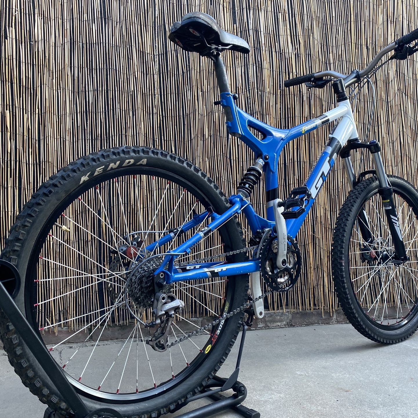 GT i-drive マウンテンバイク MTB XL GT iDrive 4.0 Full Suspension Mtn Bike for Sale in Santa Ana