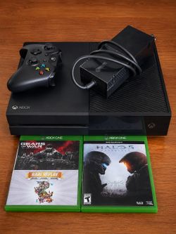 Xbox One Bundle – Controller, Halo 5, Gears of War, Tested & Ready to Play
