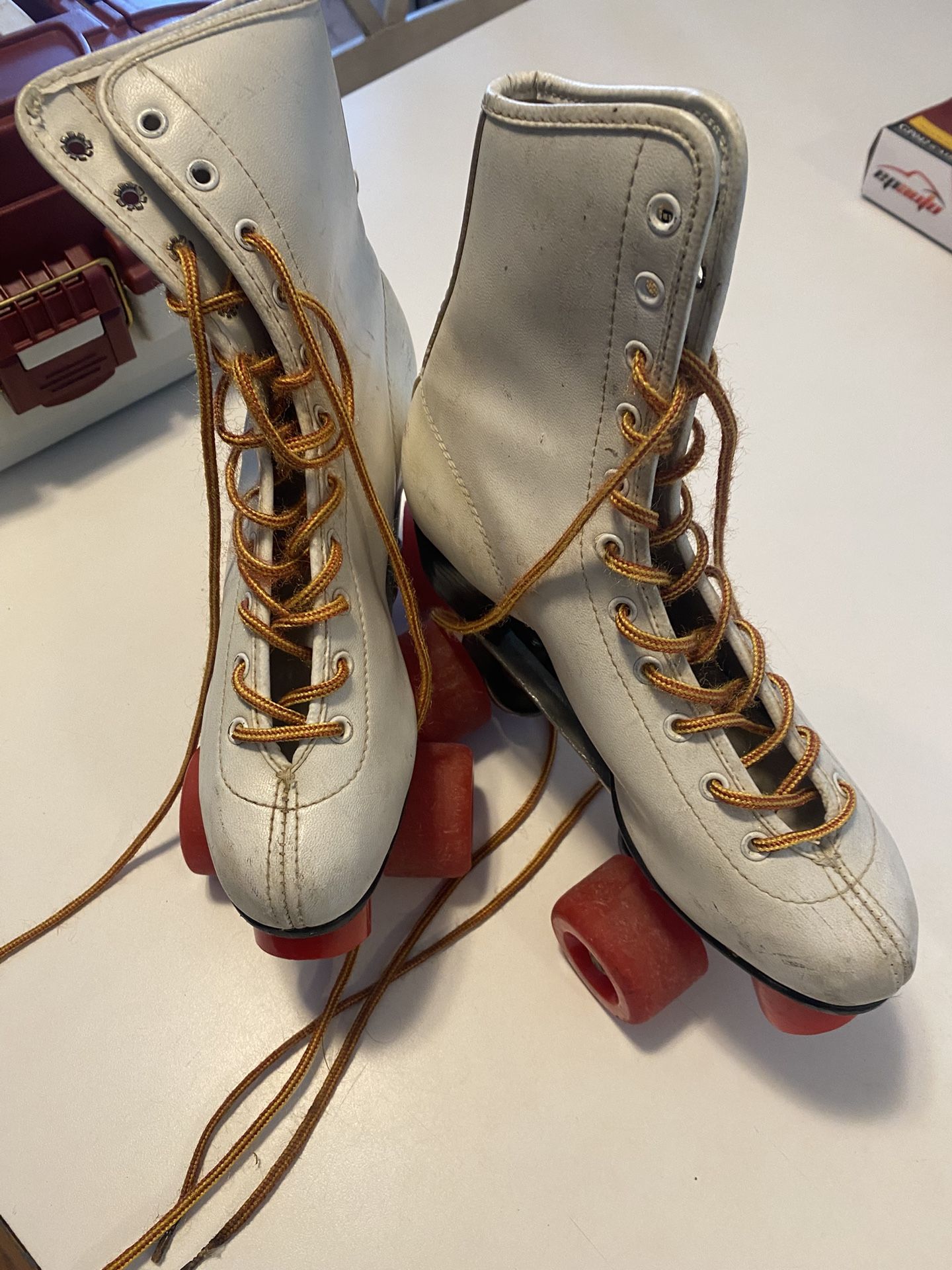 Women’s size 6 rollerskates
