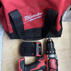 Milwaukee drill set; Drill + battery + bag (Best pice)