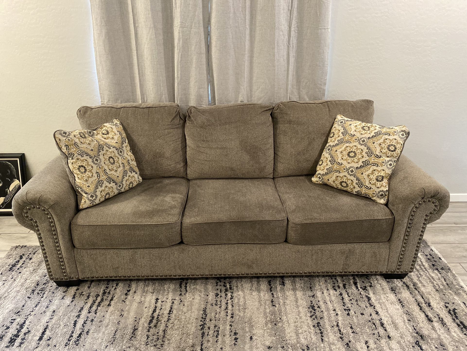 π‘ Moving Sale β Cozy 3-Seater Couch w/ Nailhead Trim! ποΈ