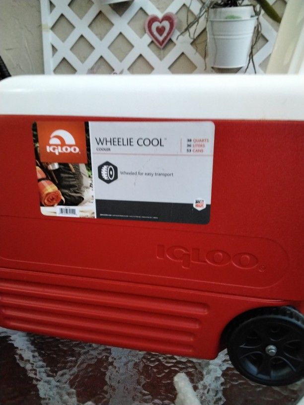 WHEELE -Cool IGLOO Cooler. Red
