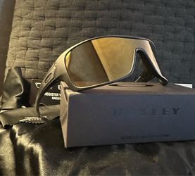 New Oakleys  Box, Pouch Cloth All Included