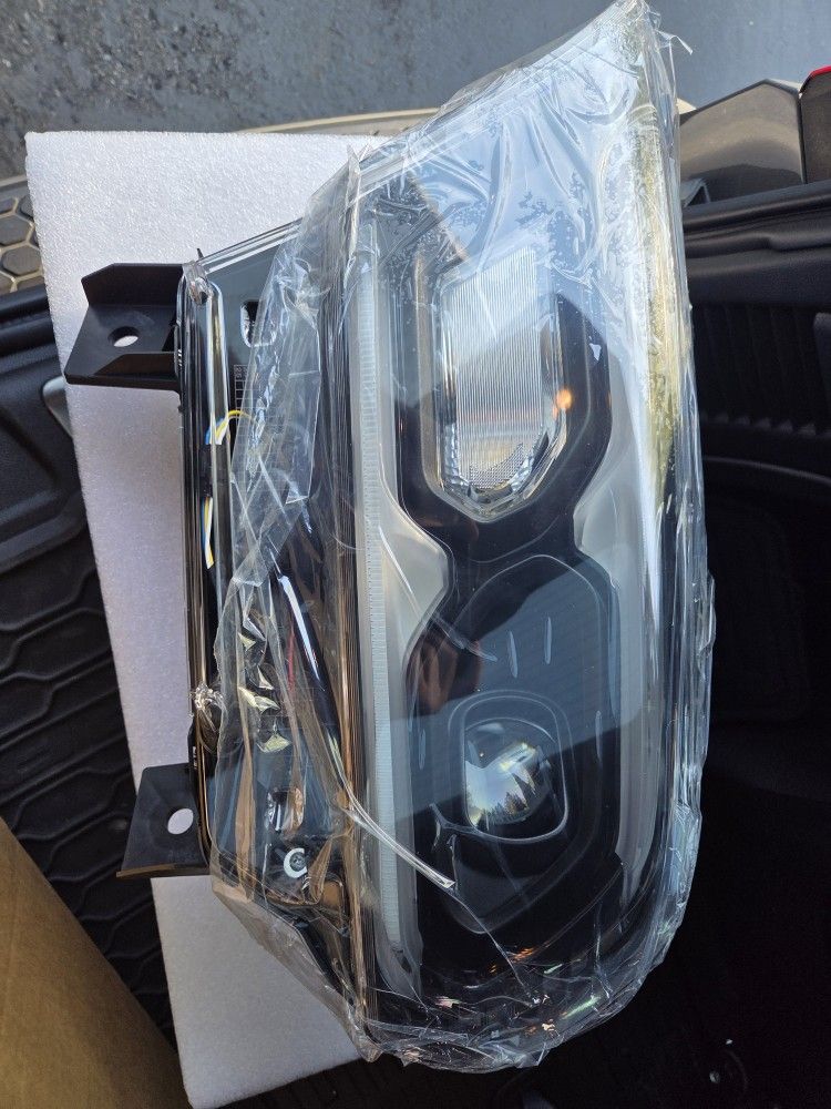 Dodge Durango Driver Side Headlight