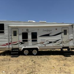 2006 sandpiper toy hauler t28  Nice and clean