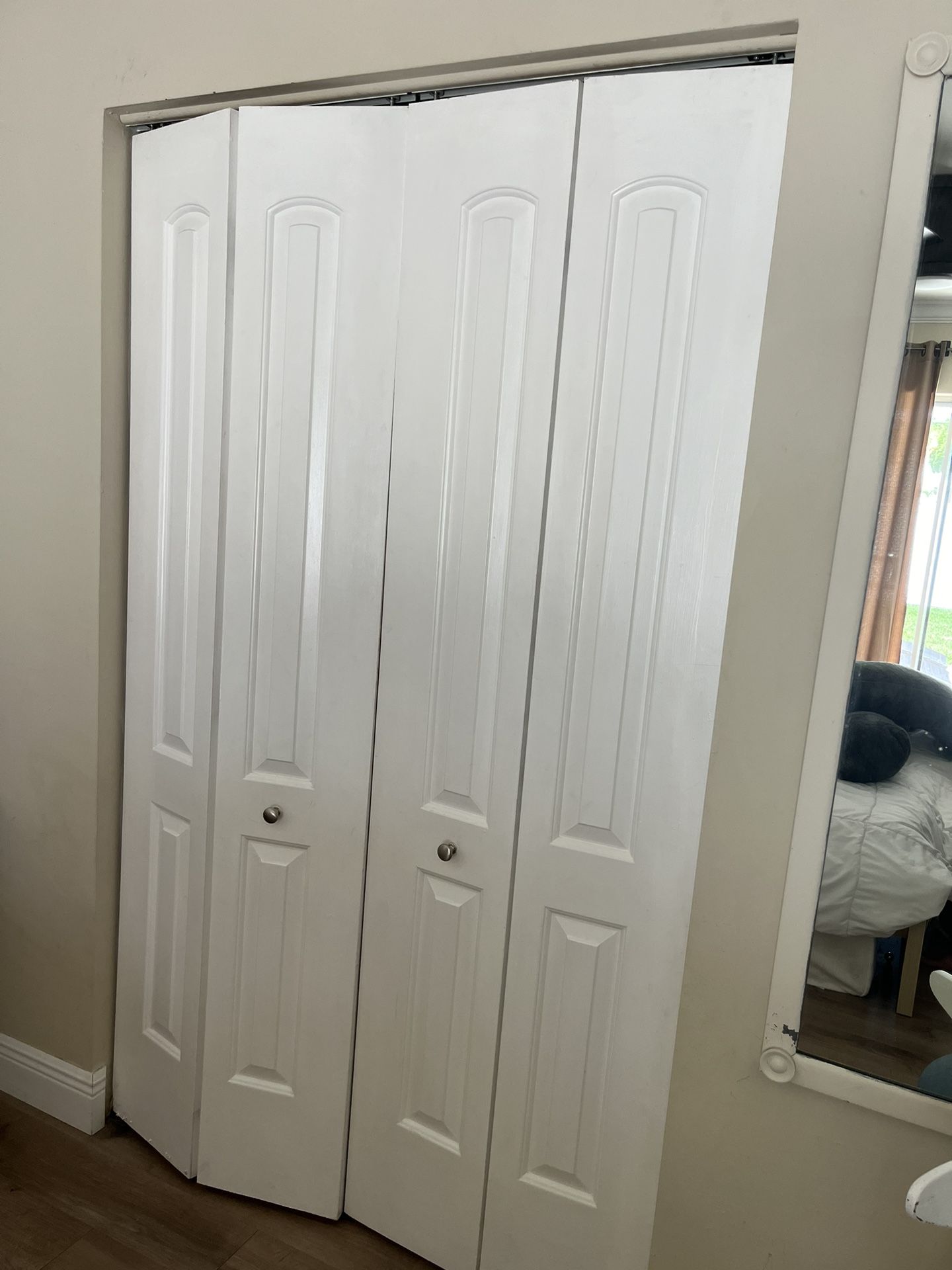 Bifold Closet Door 24” x 79”. Fits 78”-80”