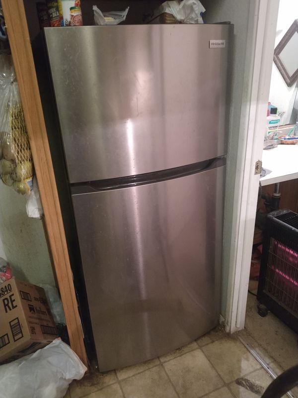 FRIGIDAIRE TOP FREEZER (EXCELLENT CONDITION).. for Sale in Phoenix, AZ