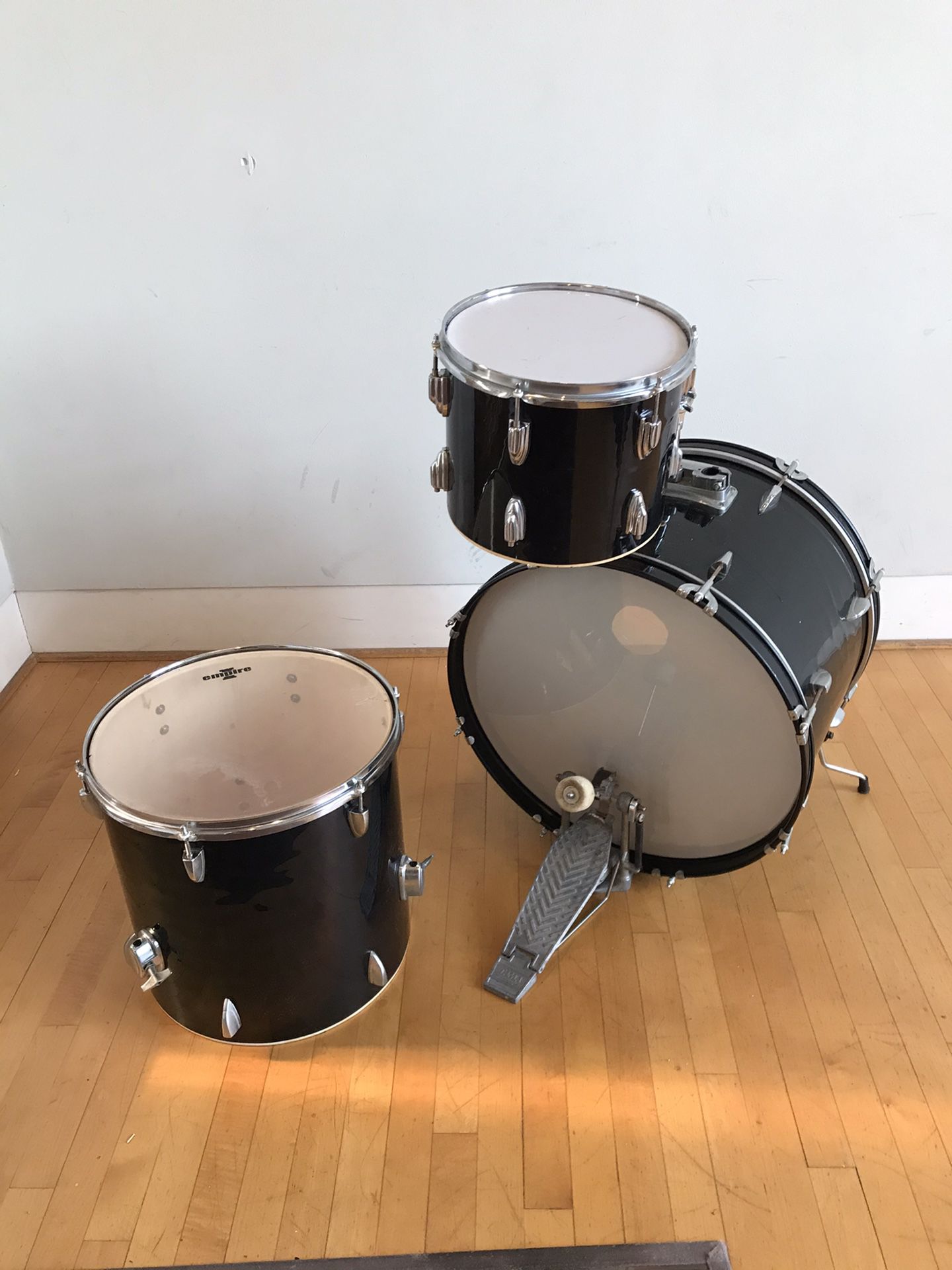 Groove percussion 22 inch bass drum black finish 12 inch ride Tom 16 inch floor Tom Tama bass pedal drums set in Ontario 91762 $75
