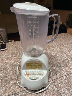 White Hamilton Beach 16-Speed Blender featuring a plastic pitcher and a row of push-button speed controls. Works perfectly!