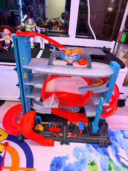 Hot Wheels City Ultimate Garage Shark Attack Playset – Large Garage