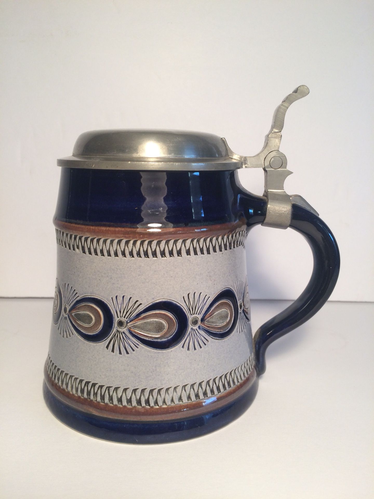 HANDARBEIT Vintage German Art-Pottery Ceramic Handpainted Beer Stein Mug with Lid (Height: 6”)
