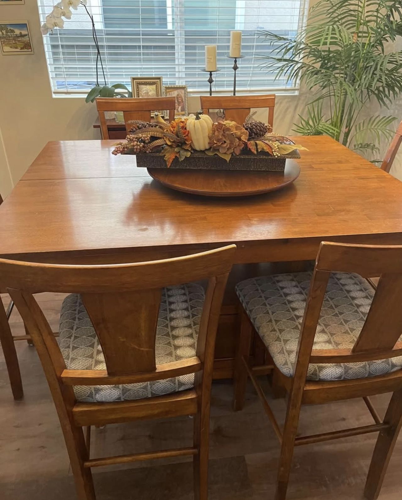 Dining Table and 6 Chairs Beautiful