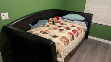 Black daybed with trundle