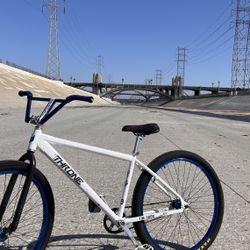 White And Blue Fxd Throne 29r