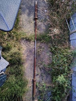 7 ft Olympic bar. One side comes off but it's still good. Offer up doesn't have video only face book does