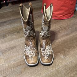 Shyanne girls little lasy floral embroidered boots 6.5 woman’s