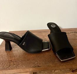 DKNY size 7 women’s square toe sandal