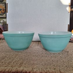PAIR OF PYREX TURQUOISE 410 MIXING BOWLS - READ !