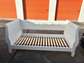 White twin size bed