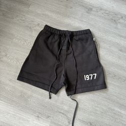 ESSENTIALS SHORTS
