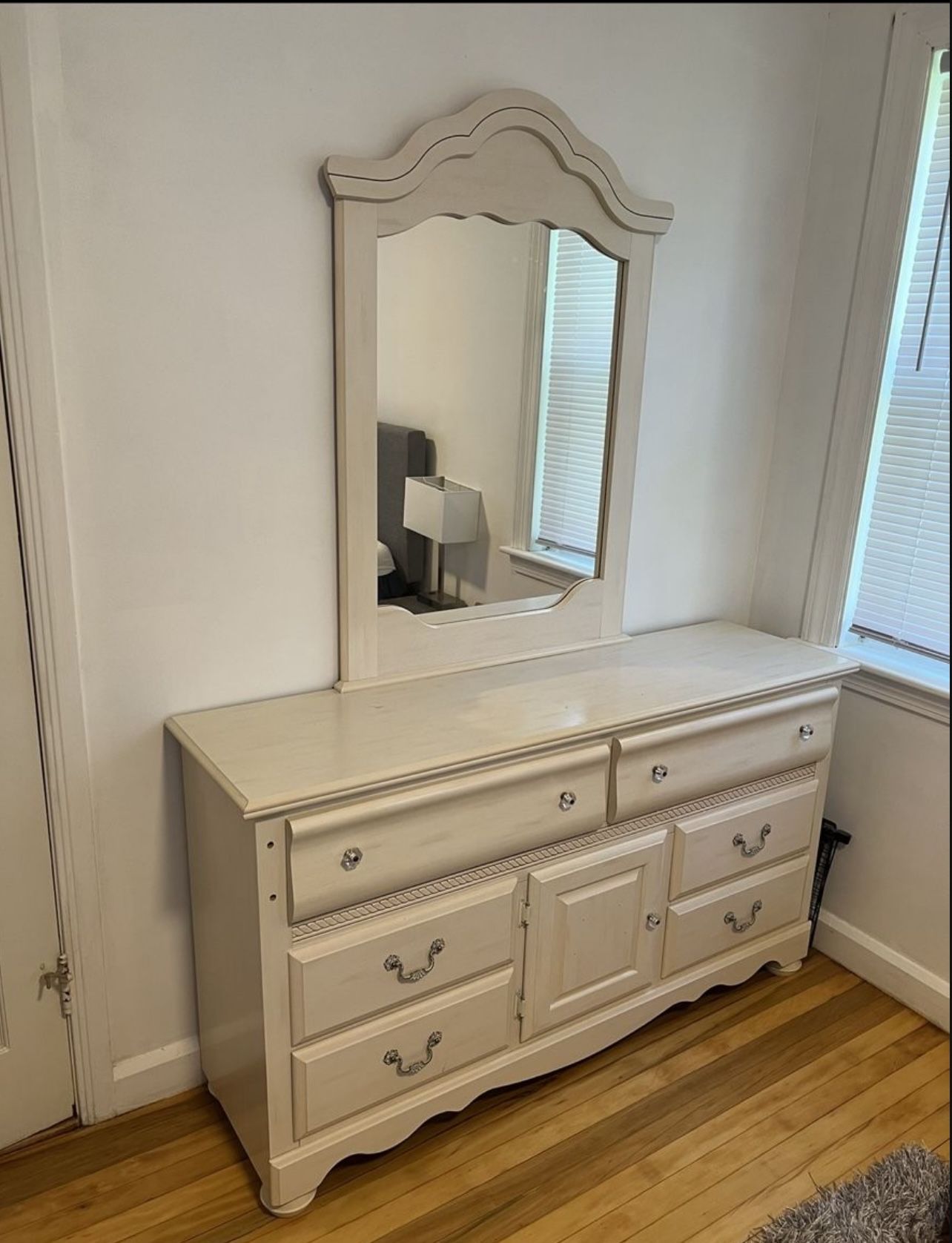 Dresser With Mirror