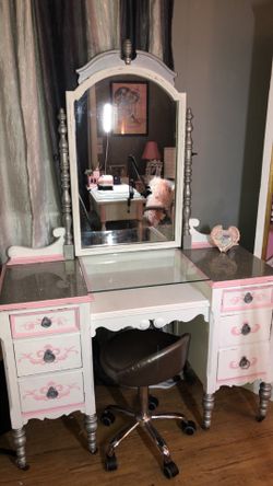 Shabby chic/Regal vanity. ANTIQUE! Gorgeous