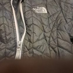 Black And Grey North Face Jkt Girls Small 15.00 