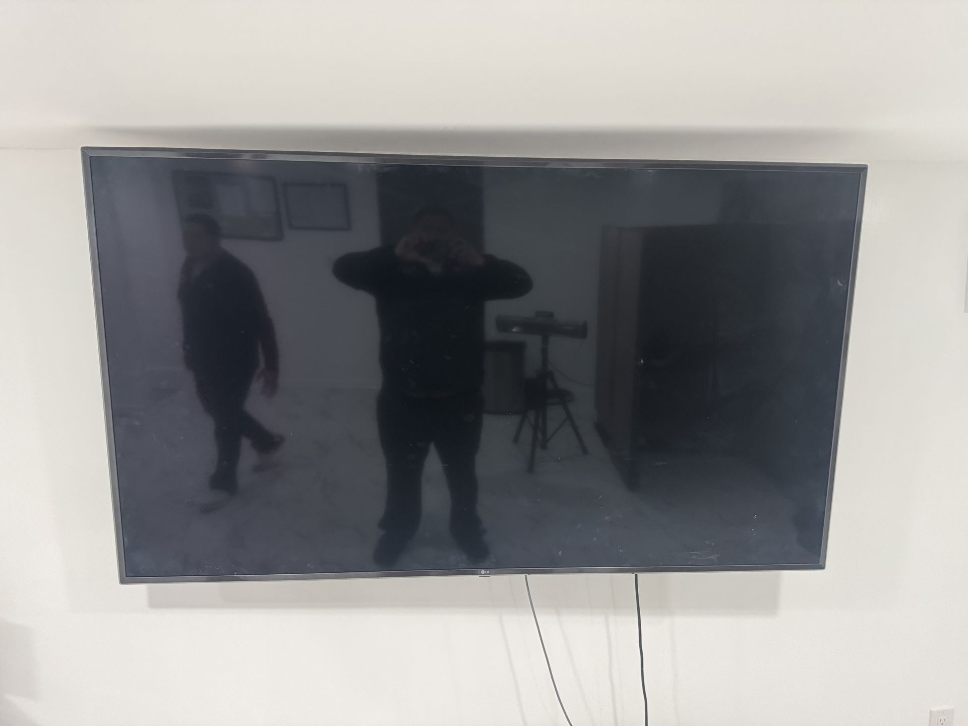 65inch Tv And Wall Mount