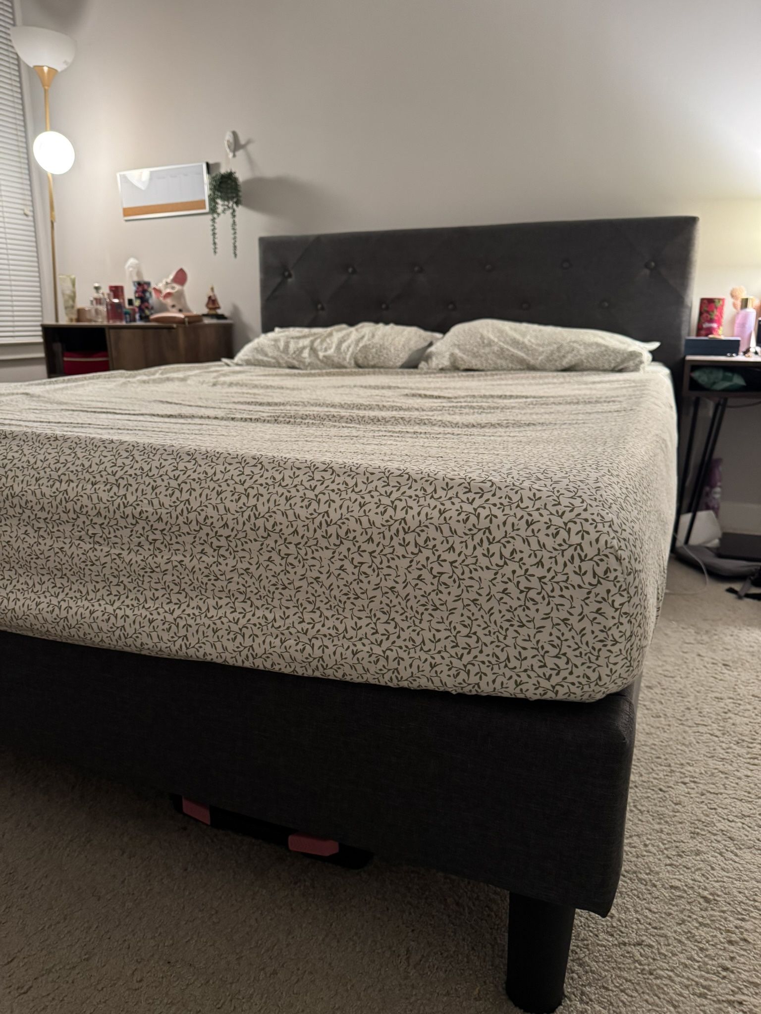 🛏️ Queen Bed Frame + Memory Foam Mattress – $200 (Move Out Sale!)