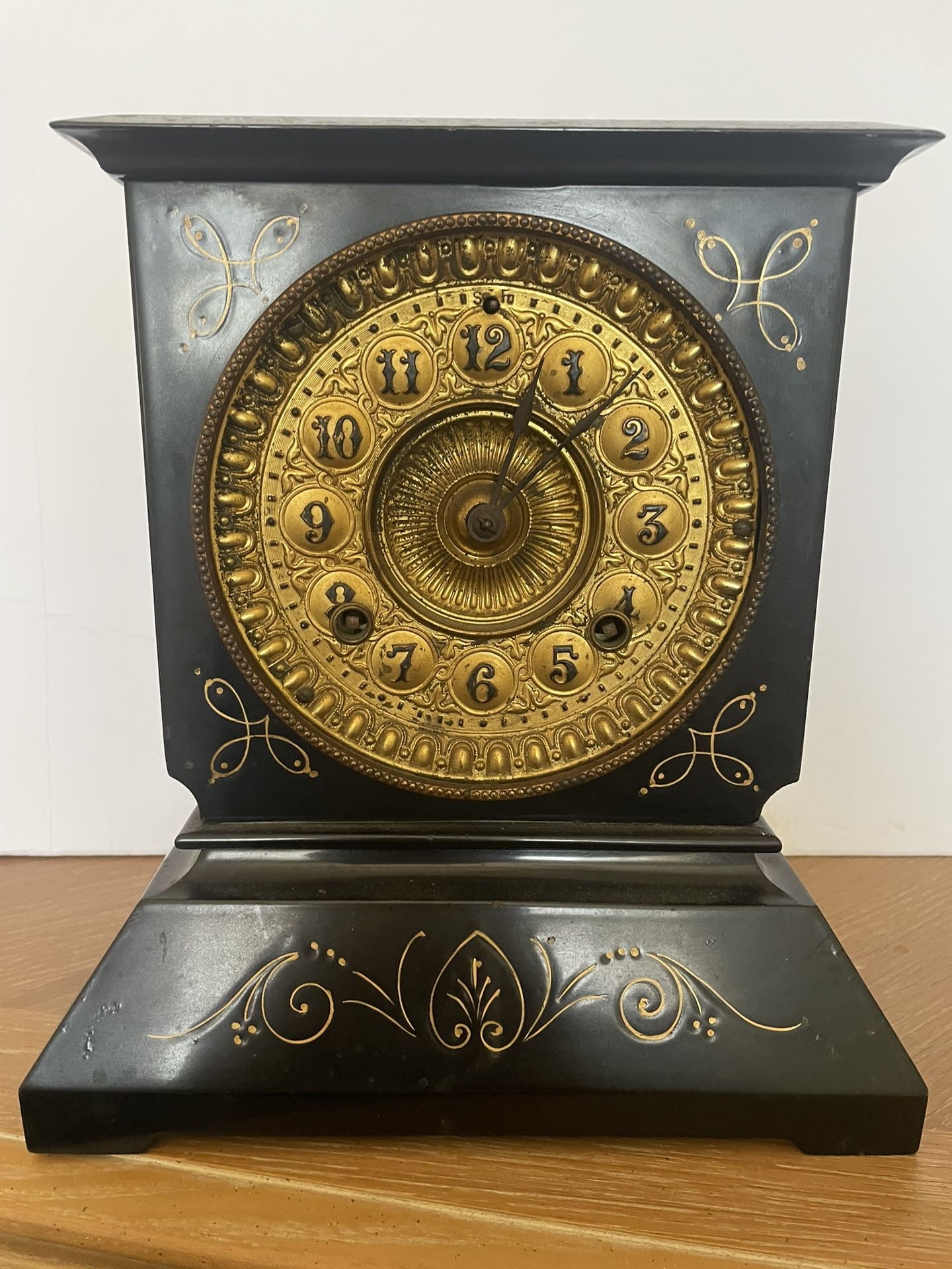 8 Antique Old And Art Deco Clocks. Auction, Price Will Be Lowered Daily.