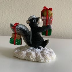 Charming Tails “Bearing Gifts” 87/600 Holiday Skunk Figurine